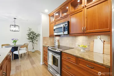 6333 Lake Washington Boulevard NE #304, Kirkland, WA 98033 - Photo 2