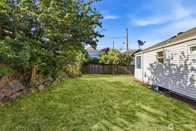 8257 Interlake Avenue N, Seattle, WA 98103 - Photo 30