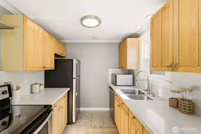 8257 Interlake Avenue N, Seattle, WA 98103 - Photo 12