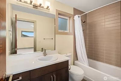 2619 Warren Avenue N, Seattle, WA 98109 - Photo 34