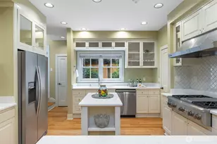 7626 NE 8th St, Medina, WA 98039 - Photo 8
