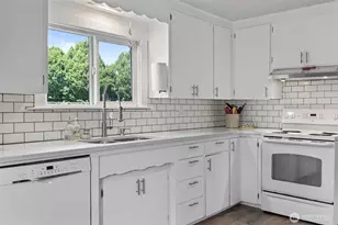 706 Harrison St, Sumner, WA 98390 - Photo 2