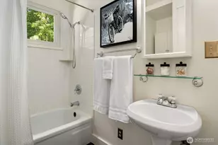 830 NE 59th St, Seattle, WA 98105 - Photo 18