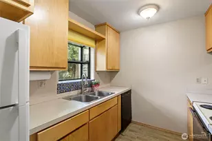 22703 Lakeview Dr, Mountlake Terrace, WA 98043 - Photo 4