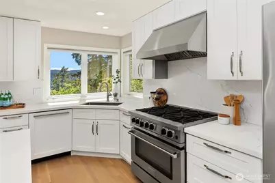 9210 Parkwood Ridge Road, Mercer Island, WA 98040 - Photo 12