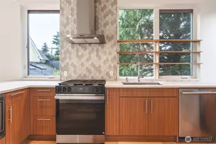 612 N 45th St, Seattle, WA 98103 - Photo 18