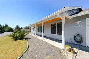 1225 SW Barrington Dr, Oak Harbor, WA 98277 - Photo 2
