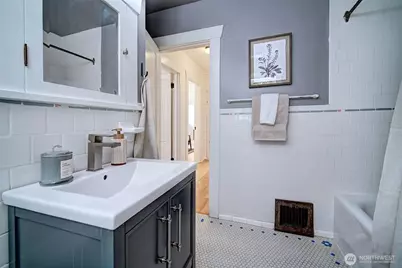 511 N 76th Street, Seattle, WA 98103 - Photo 16
