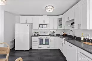 13716 Midvale Ave N, Seattle, WA 98133 - Photo 14
