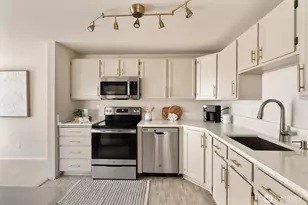8720 Phinney Ave N, Seattle, WA 98103 - Photo 12