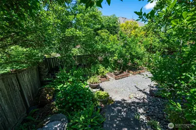 1529 Ilwaco Avenue NE, Renton, WA 98059 - Photo 32