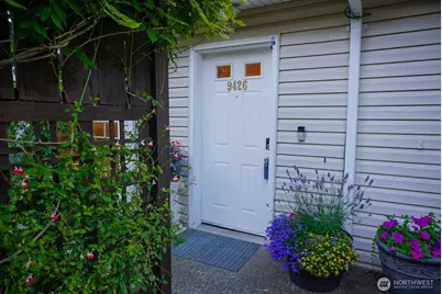 9426 Linden Avenue N, Seattle, WA 98103 - Photo 4
