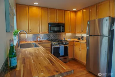 9426 Linden Avenue N, Seattle, WA 98103 - Photo 10