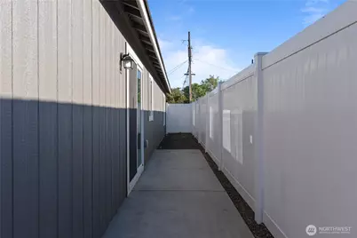 1325 Shaw Street, Moses Lake, WA 98837 - Photo 2