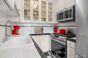 405 Prospect St, Seattle, WA 98109 - Photo 6