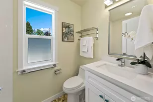 330 NE Elk Pl, Seattle, WA 98115 - Photo 20