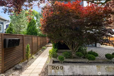 209 12th Ave E, Seattle, WA 98102 - Photo 2