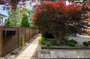 209 12th Ave E, Seattle, WA 98102 - Photo 2