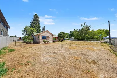 68 N Nevada Avenue, East Wenatchee, WA 98802 - Photo 2