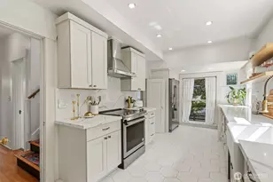 360 Howe St, Seattle, WA 98109 - Photo 14