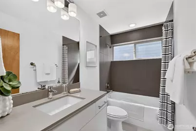 4222 Linden Avenue N, Seattle, WA 98103 - Photo 22