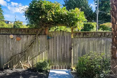 4631 48th Avenue S, Seattle, WA 98118 - Photo 4