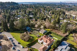 9406 NE 32nd St, Clyde Hill, WA 98004 - Photo 8