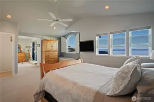 8189 Whidbey Dr, Clinton, WA 98236 - Photo 12