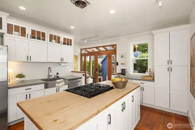 6750 26th Avenue NW, Seattle, WA 98117 - Photo 10