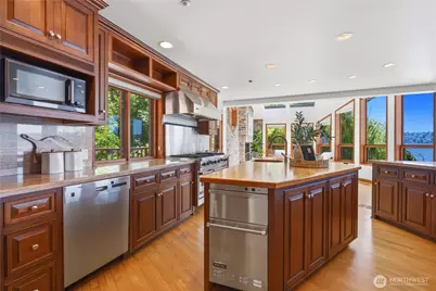 8279 W Mercer Way, Mercer Island, WA 98040 - Photo 14