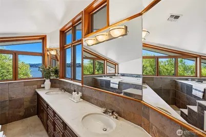 8279 W Mercer Way, Mercer Island, WA 98040 - Photo 20
