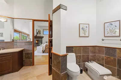 8279 W Mercer Way, Mercer Island, WA 98040 - Photo 22
