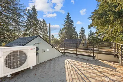 10746 Interlake Avenue N, Seattle, WA 98133 - Photo 14