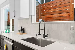 10704 Linden Ave N, Seattle, WA 98133 - Photo 12