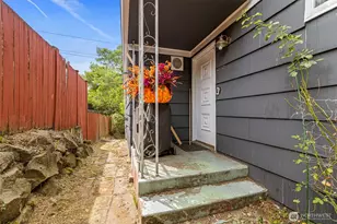 9628 5th Ave NE, Seattle, WA 98115 - Photo 2