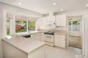 18855 SE 42nd St, Issaquah, WA 98027 - Photo 12