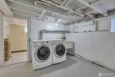 2204 3rd Avenue W, Seattle, WA 98119 - Photo 22