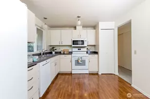 12705 SE 74th St, Newcastle, WA 98056 - Photo 10
