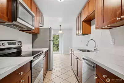 321 Bellevue Way SE #203, Bellevue, WA 98004 - Photo 4