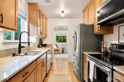 1528 NE 97th St, Seattle, WA 98115 - Photo 12