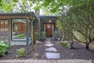 10555 SE 28th St, Beaux Arts Village, WA 98004 - Photo 1