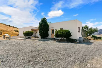 723 Burbank Creek Road, Yakima, WA 98901 - Photo 2