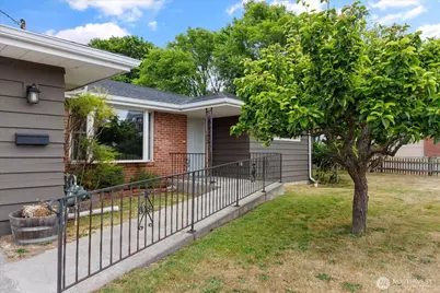 672 SE 4th Avenue, Oak Harbor, WA 98277 - Photo 1