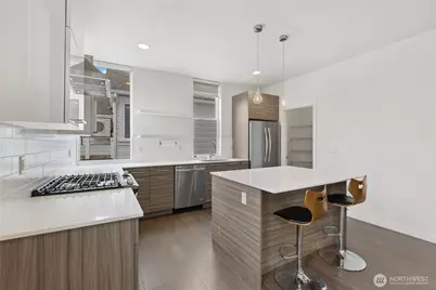 1017 W Crockett Street, Seattle, WA 98119 - Photo 8