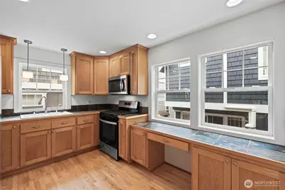 910 N 74th Street, Seattle, WA 98103 - Photo 10
