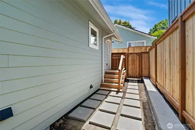 8045 19th Avenue NE, Seattle, WA 98115 - Photo 12