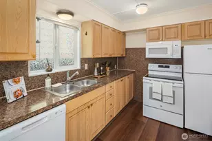 332 NE 50th St, Seattle, WA 98105 - Photo 6