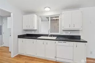 600 NE Saturn Ln, Bremerton, WA 98311 - Photo 8