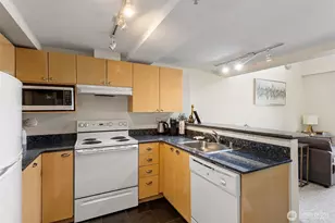 425 Vine St, Seattle, WA 98121 - Photo 4