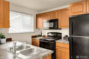 3811 SE 130th Ln, Bellevue, WA 98006 - Photo 4